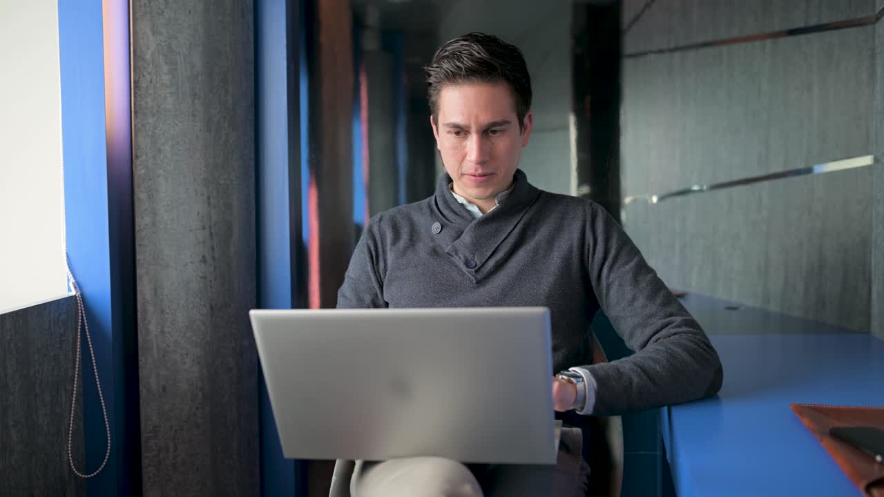 hombre usando una computadora portátil durante el trabajo remoto en un crucero
