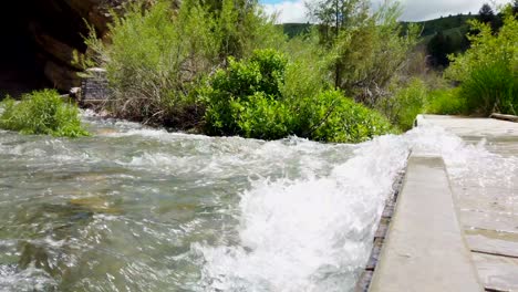 se ve agua corriendo de una caverna.