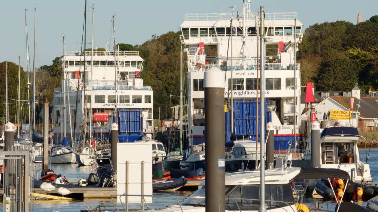 라이밍턴 페리 터미널에 정박한 두 대의 와이트링크 페리