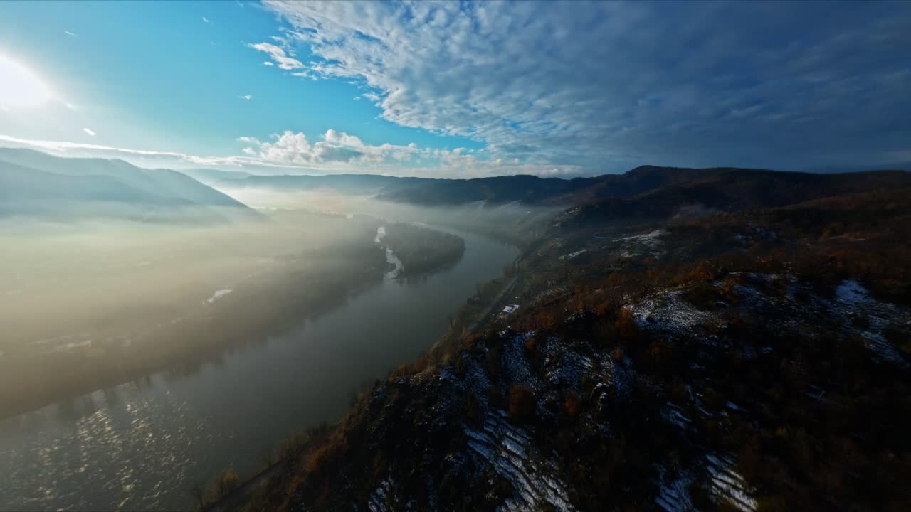 toma de paisaje aéreo de ascenso lento del brumoso valle del danubio durante el tranquilo invierno