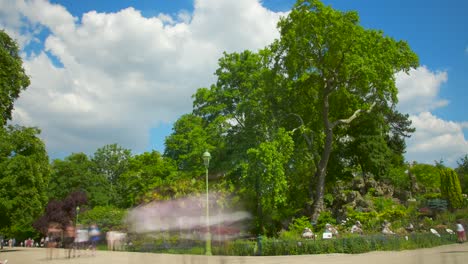 Timelapse-De-Parc-Monceau-Con-Gente,-árboles-Verdes-Y-Cielo-Azul-Nublado---4k