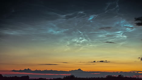 vista del movimiento de nubes noctilucentes en timelapse