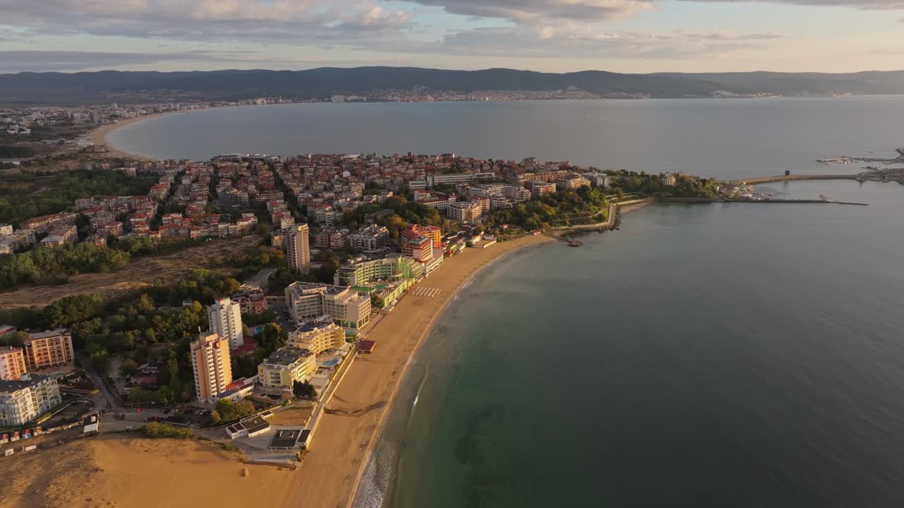 Alba costiera con tetti panoramici e la serena baia di Nesebar, Bulgaria.