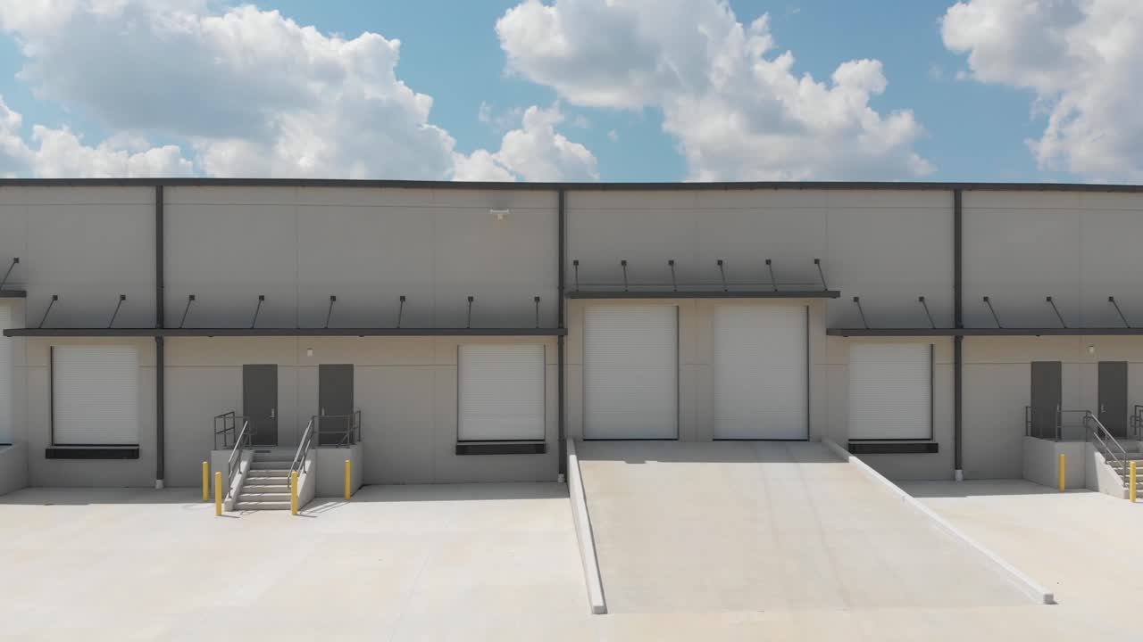 현대 경공업 사무실 단지의 오른쪽에서 왼쪽으로 레일 카메라 보기