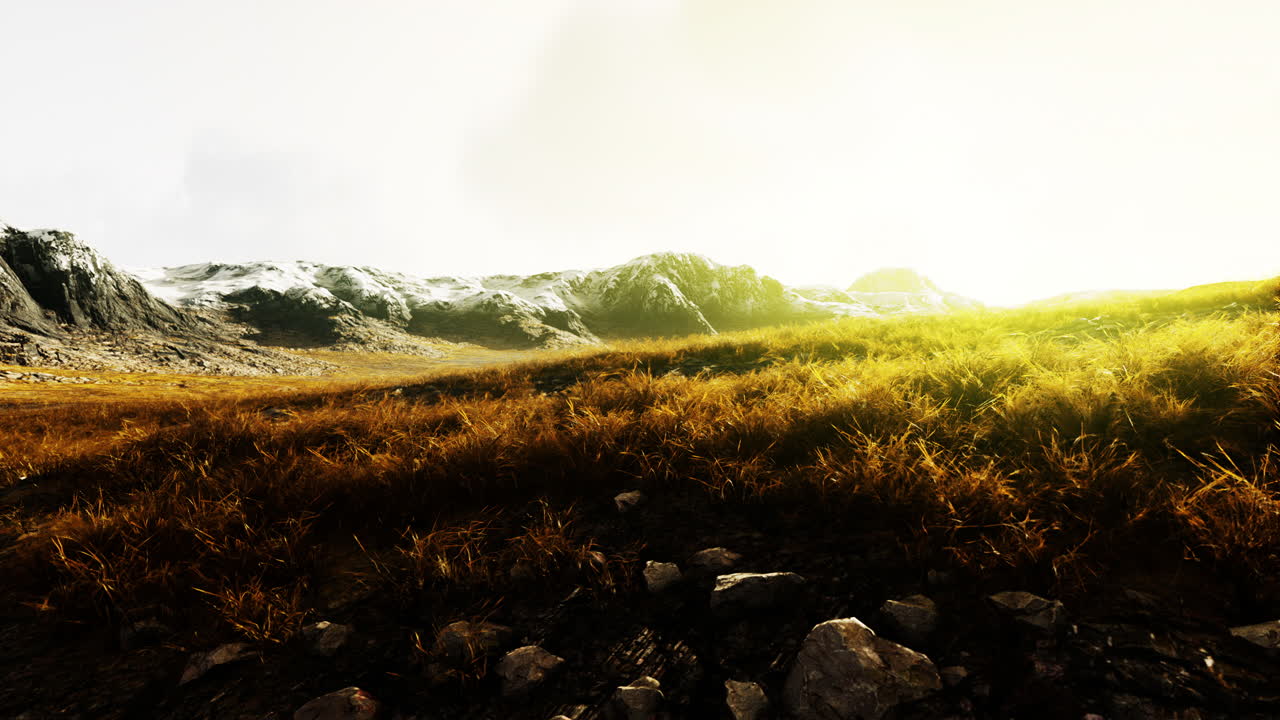 campos de hierba seca y montañas en nepal