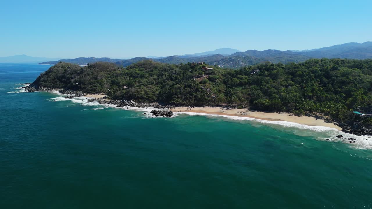 Drone cinematografico in ascesa sopra Sayulita, Messico.