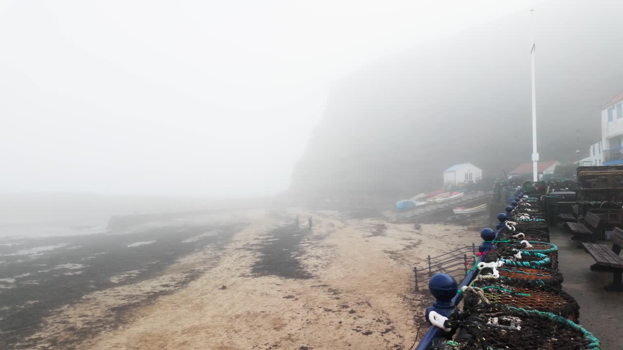 gente caminando por las tranquilas calles de staithes, un tranquilo pueblo de pescadores en la costa de yorkshire, inglaterra.