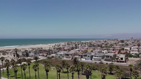 Vista-Aérea-De-La-Playa-En-Oxnard-Shores-En-Ventura,-California:-Hermosas-Imágenes-De-Drones-De-Un-Día-Soleado-Y-El-Océano-Pacífico