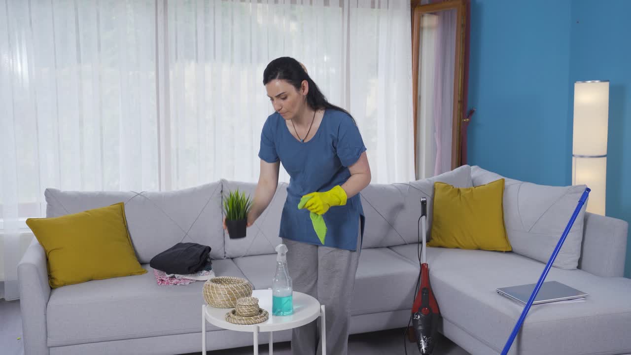 집에 쓰레기를 던진 여자.