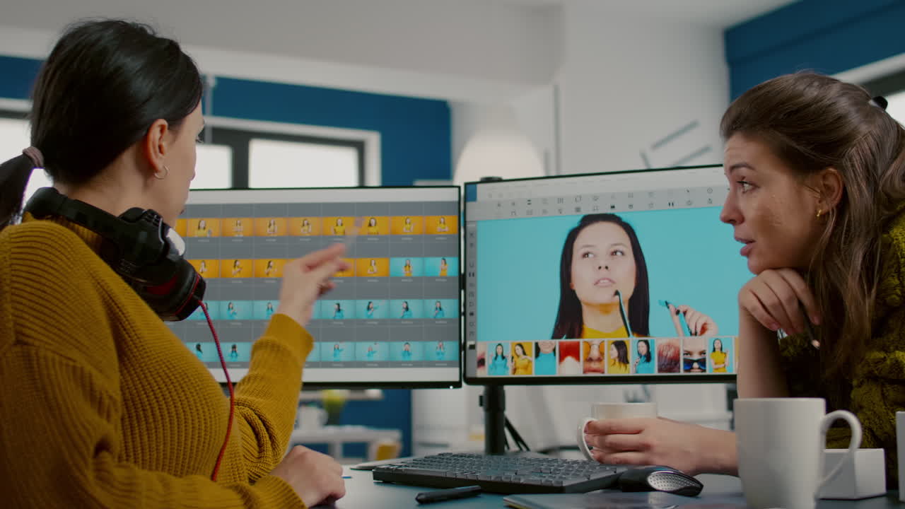 director de arte enseñando al empleado retocador cómo colorear el grado