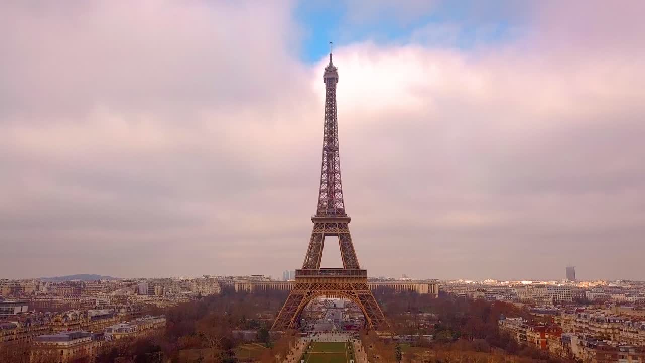 volando hacia la torre eiffel lento