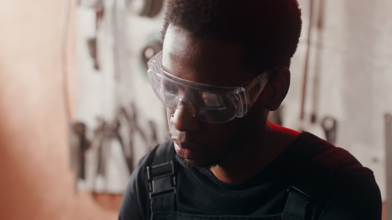 artesano que trabaja en un taller