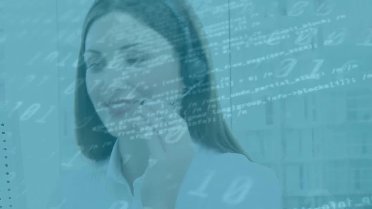 Questo è un primo piano di una giovane donna che lavora in un call center.