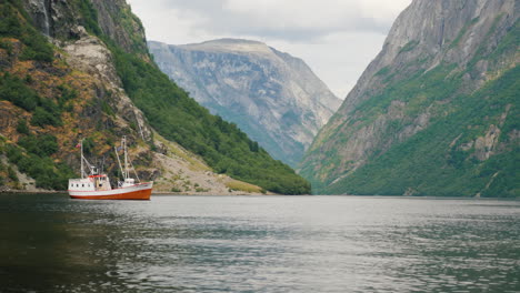 un pequeño bote en las aguas de un majestuoso fiordo en noruega video 4k