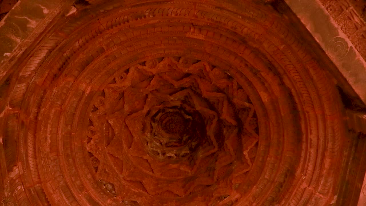 antigua gran mezquita llamada adhai din ka jhonpra arquitectura de techo vintage desde un ángulo único el video se toma en adhai din ka jhonpra en ajmer rajasthan india el 19 de agosto de 2023