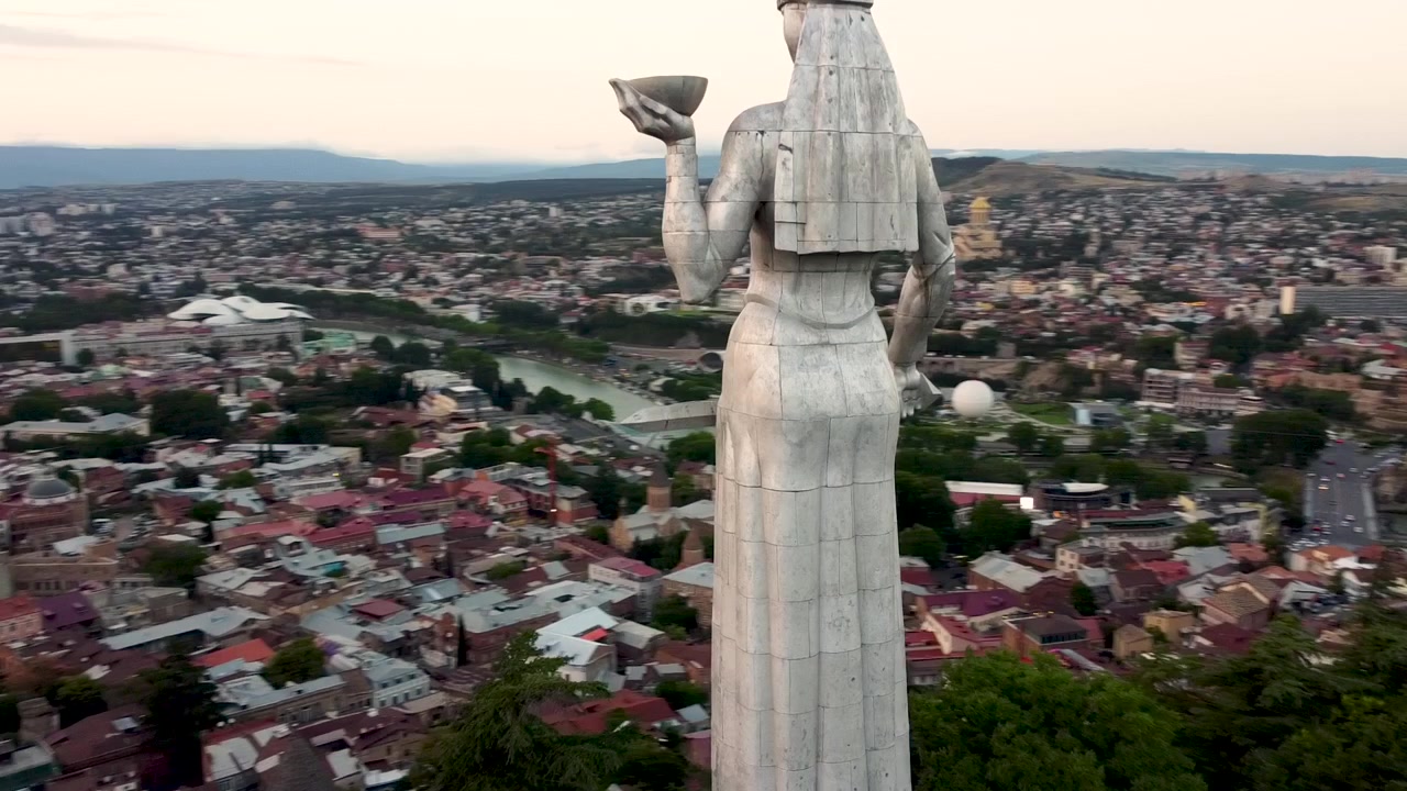Památník Kartlis Deda v gruzínském Tbilisi neboli památník Matka Gruzie, vztyčený na vrcholu kopce Sololaki.