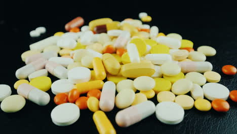 las manos mueven un montón de pastillas y cápsulas