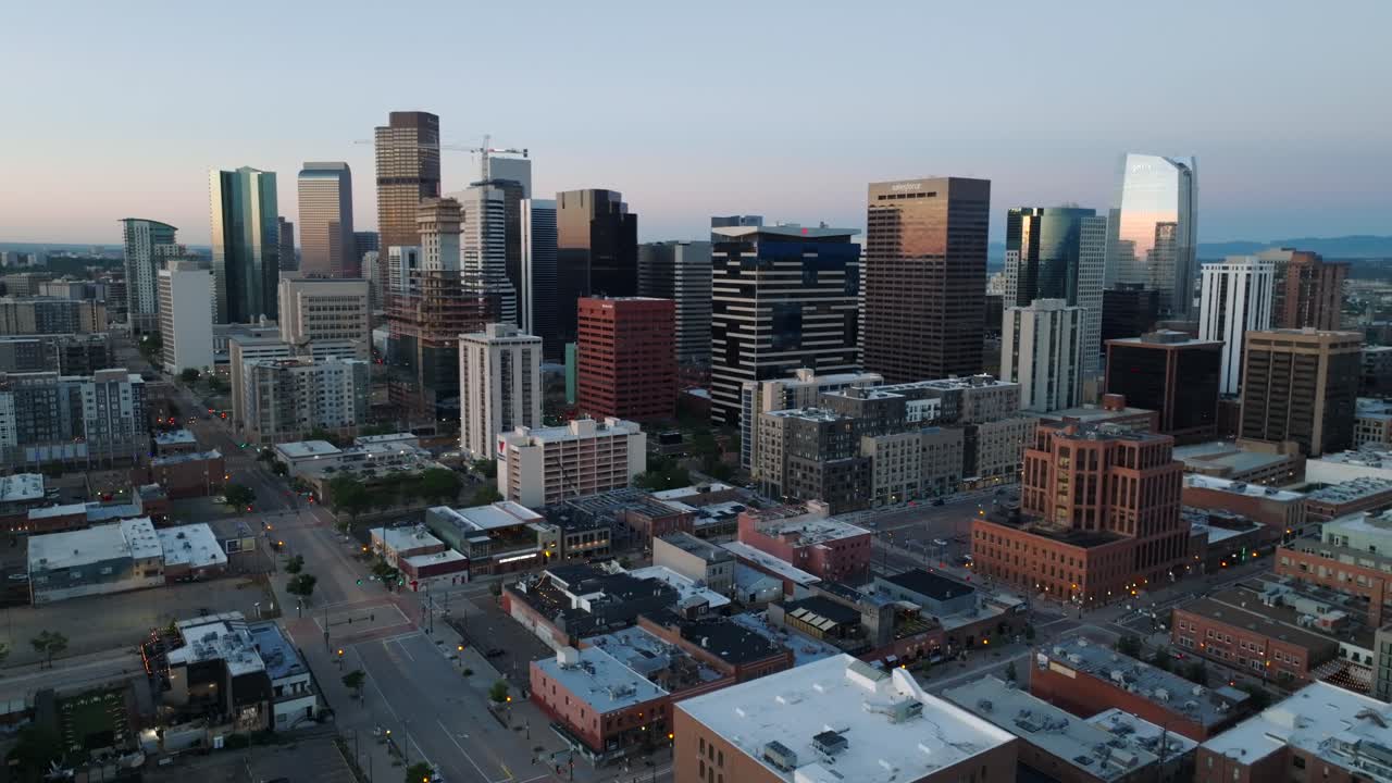 Vasto skyline di Denver, Colorado durante una bellissima alba