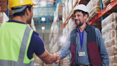 trabajadores del almacén discutiendo el inventario
