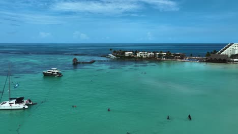 Drone-Volando-Sobre-El-Mar-En-Isla-Mujeres,-México---Dando-Vueltas,-Vista-Aérea