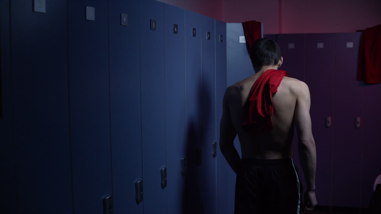 옷차림실에 있는 남자