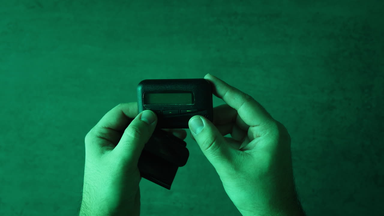 빈티지 페이저를 들고 있는 손