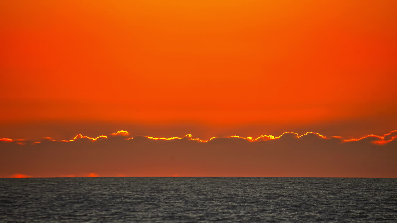 은 일출 타임스 바다에서 구름 뒤에서 텔레포토 클로즈업