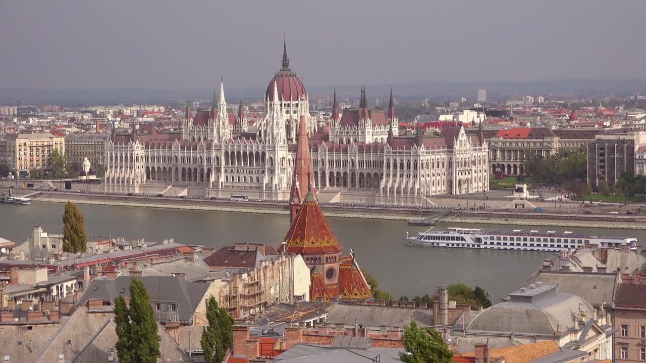 Inquadratura d'apertura di Budapest, Ungheria, con il Parlamento sul fiume Danubio
