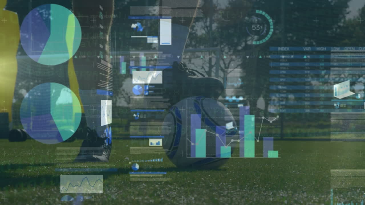 animación de procesamiento de datos sobre jugador de fútbol masculino caucásico con fútbol