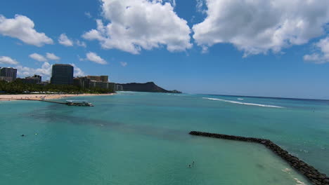 volando sobre waikiki en cámara lenta, toma de drones fpv de la hermosa costa de honolulu en el día de verano