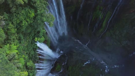 Atemberaubende-Aussicht-Auf-Die-Tumpak-Sewu-Wasserfälle,-Ost-Java,-Indonesien,-Luftaufnahme