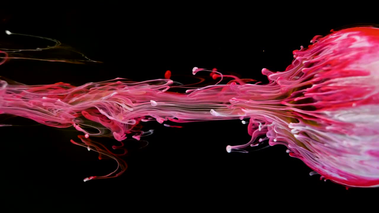 la pintura de tinta multicolor fluye lentamente de la pelota