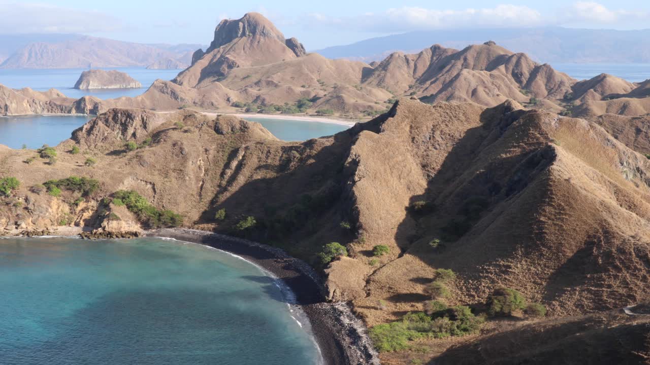hermosa vista del paisaje desde la parte superior de la isla de padar en las islas de komodo, flores, indonesia