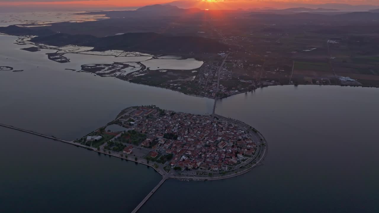 Luchtaanzicht van rustieke huizen aan de oever bij zonsondergang, Aitoliko, Griekenland