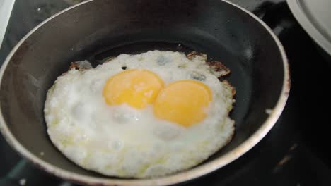 huevo de yema doble con dos yemas frita en sartén, tiro envolvente de primer plano