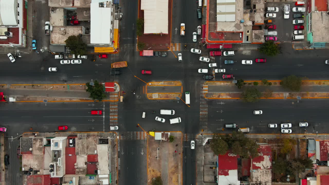 vista superior de la rotonda de la carretera con la hora punta de conducción de automóviles en la ciudad de méxico