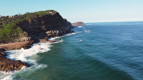 toma escénica de drones aéreos de las olas del norte de avoca promontorio y costa naturaleza costa central terrigal nsw australia 4k