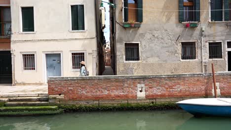 Paseos-Turísticos-Por-Las-Calles-Venecianas-Con-Encantadoras-Casas-Antiguas,-Junto-Al-Canal