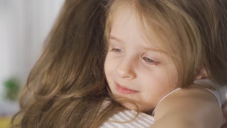 La-Madre-Entrega-Su-Amor-Y-Cariño-A-Su-Hija.