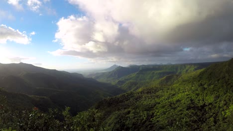 lapso de tiempo de las nubes que pasan sobre las gargantas del río negro