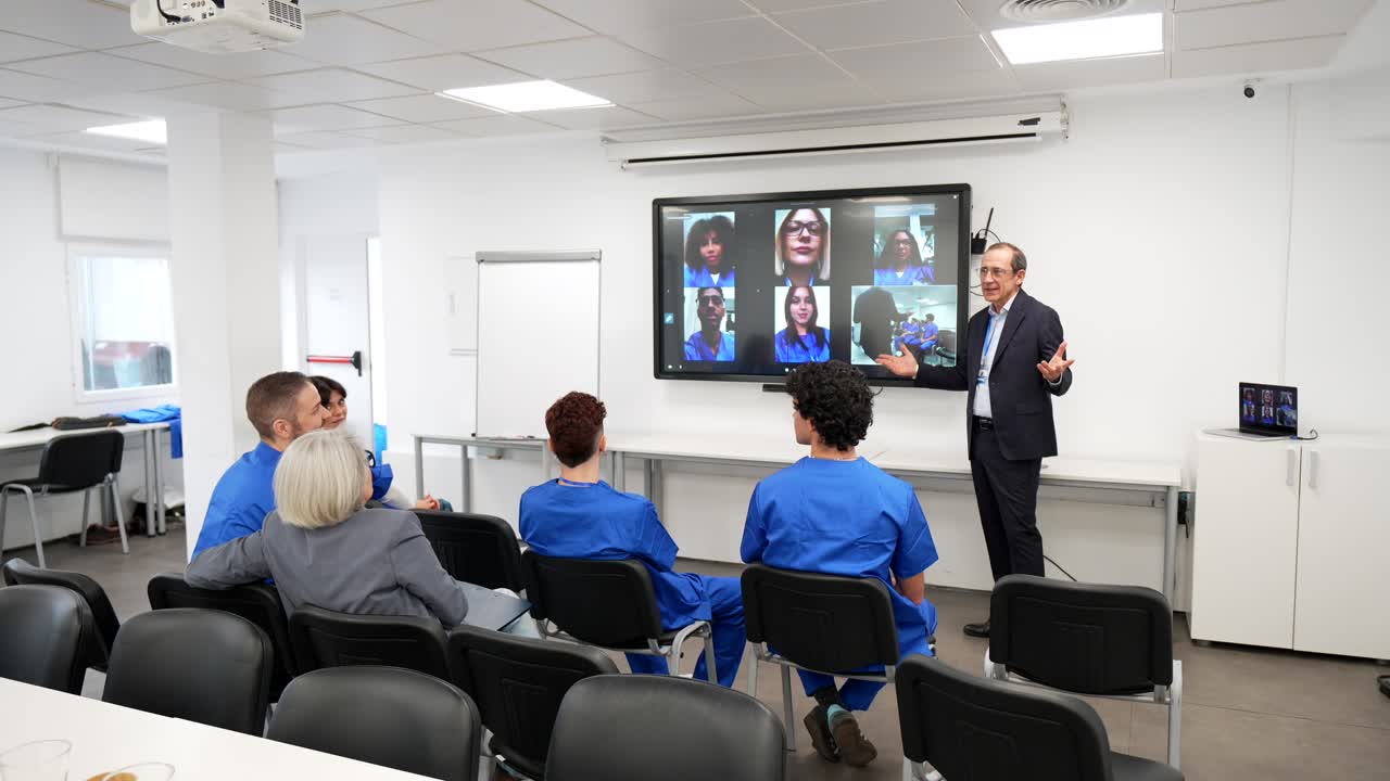 Presentador profesional dirige una reunión híbrida con estudiantes en un aula moderna