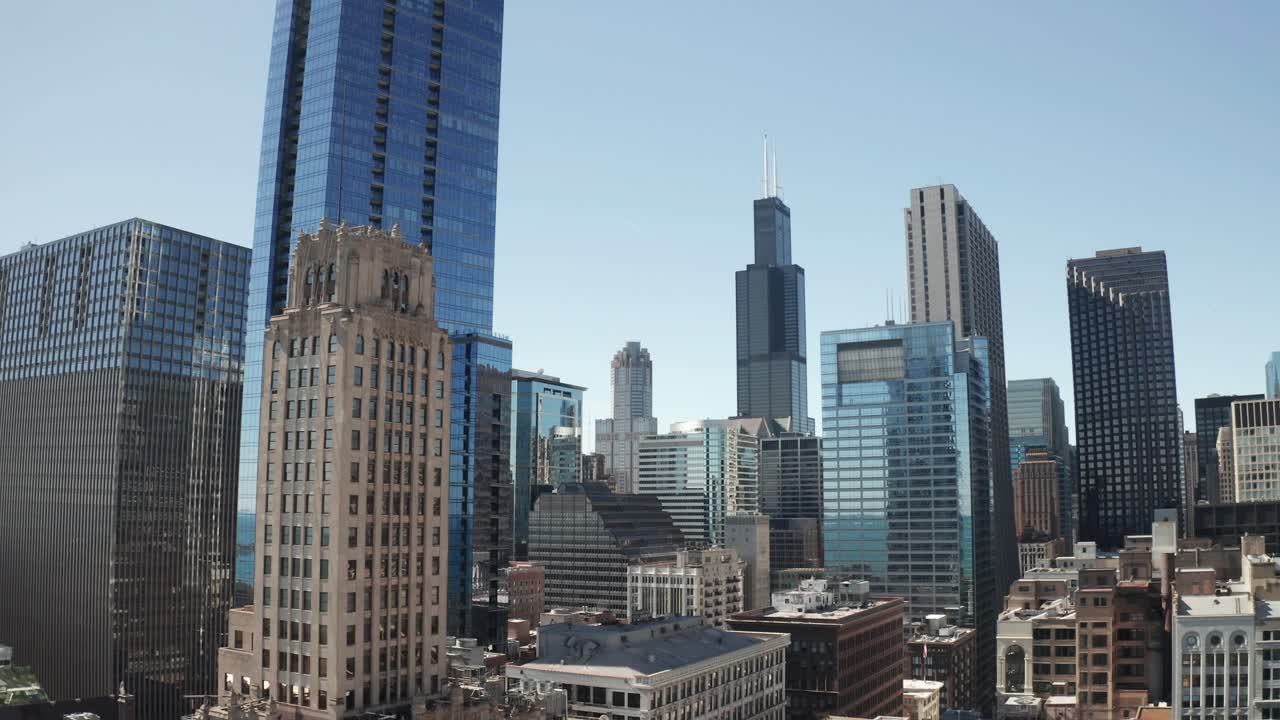 chicago, horizonte de illinois de cerca con video de drones panorámico de izquierda a derecha