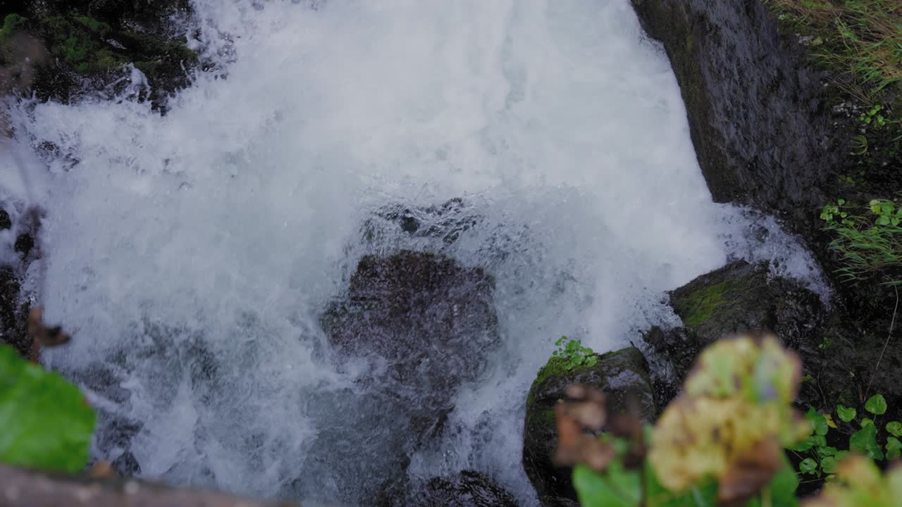 가장자리에서 떨어지는 폭포