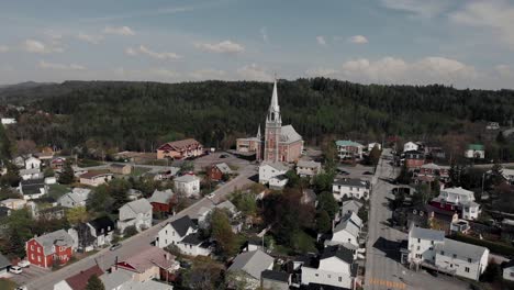 volando sobre el pueblo de le bic con la iglesia de sainte-cecile du bic en el fondo en bas saint laurent en rimouski, quebec, canadá