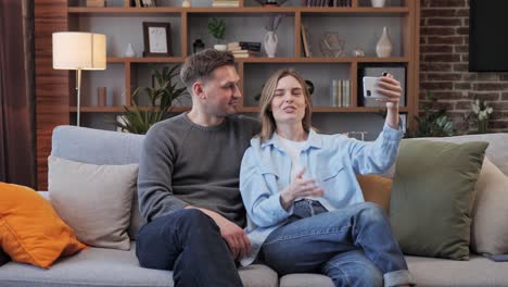 novio y novia comunicándose a través de internet haciendo video llamada en línea.