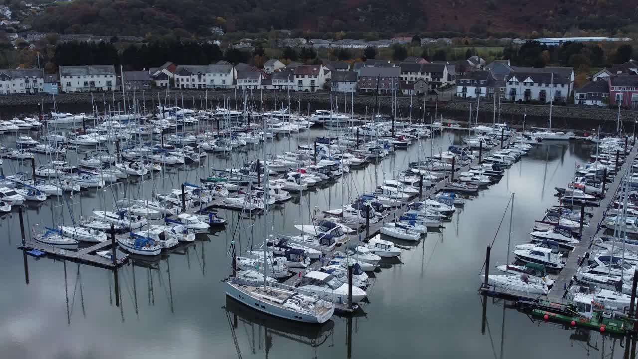 산 해안선 조감도 궤도 왼쪽 아래 경치 좋은 고급스러운 해안가 항구 아파트 마을 요트와 범선