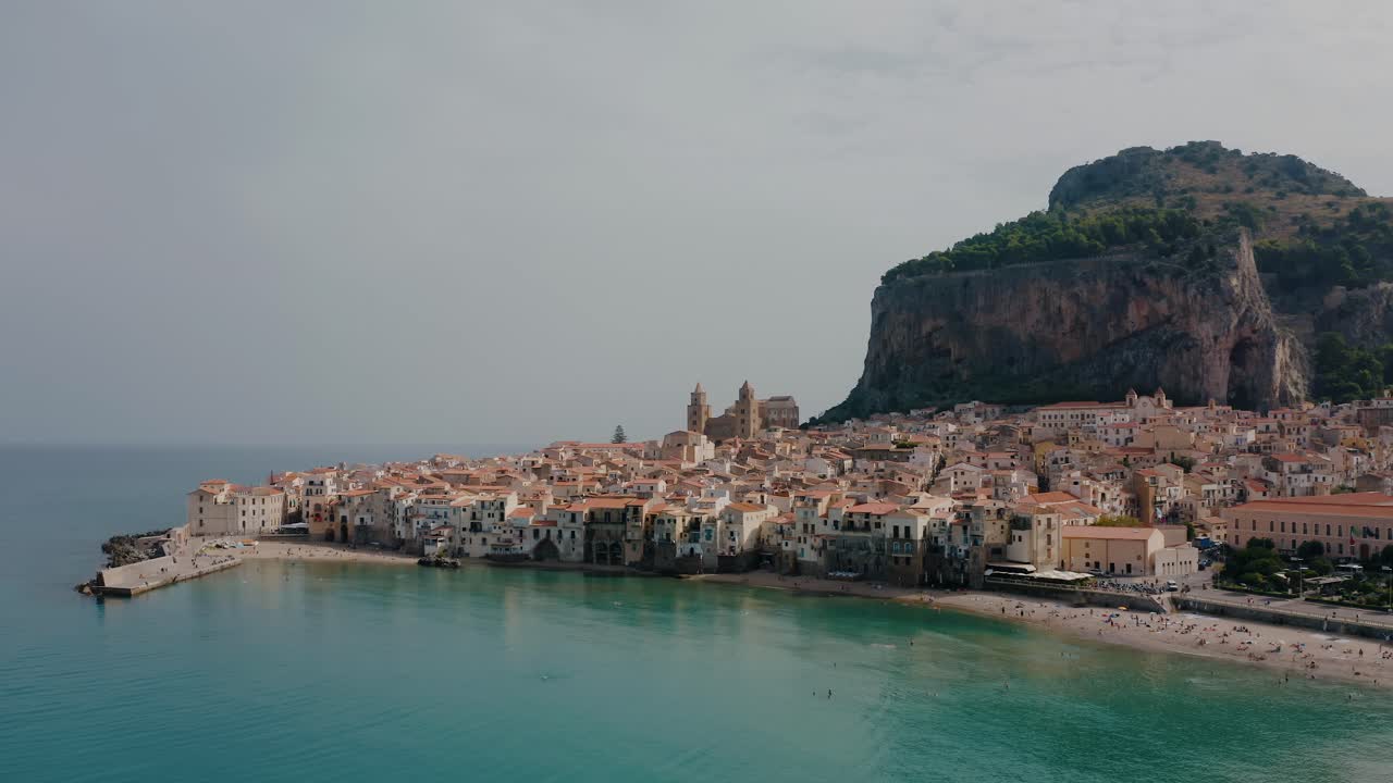 해변에 있는 아름다운 역사적인 도시, 시칠리아의 세팔루 해변, 고대 이탈리아의 도시.