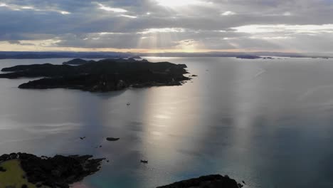 fotografía aérea de la isla de urupukapuka, con dos barcos de vela navegando en la distancia