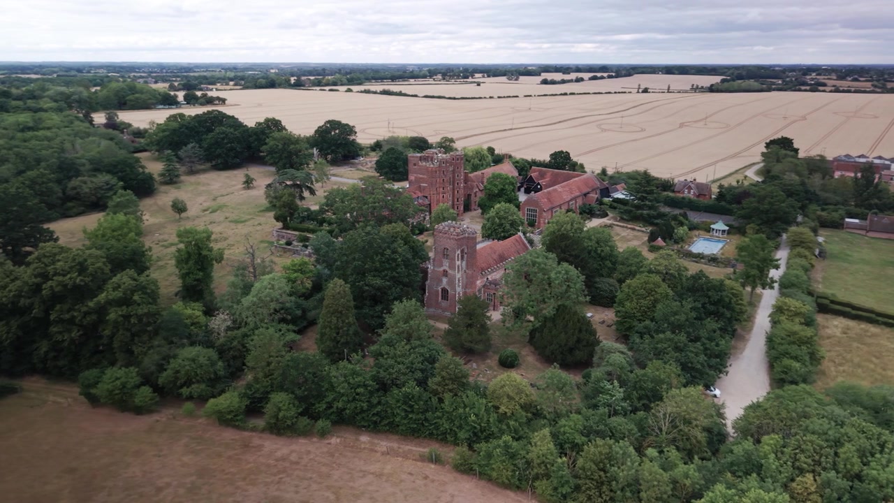 Historiallinen rakennus Layer Marney Tower, rakennettu Essexissä, Englannissa – dronekuva.