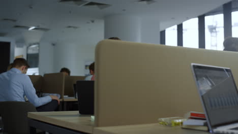 mujer de negocios usando un teléfono inteligente